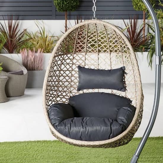 Подвесное кресло - практичное и удобное место проведения досуга в саду